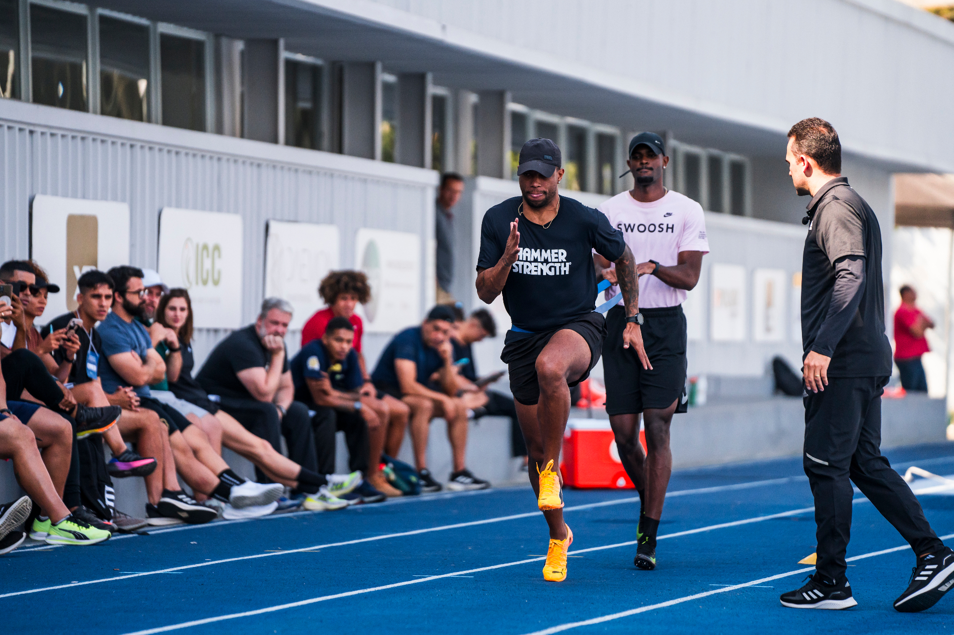 Atleta em treinamento de velocidade na pista do NAR-SP